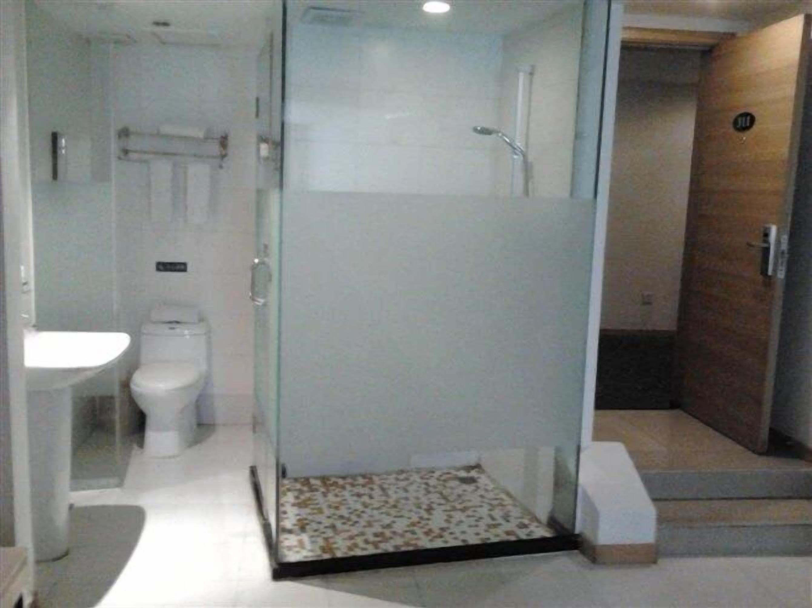 淋浴設備、免費盥洗用品、吹風機、拖鞋