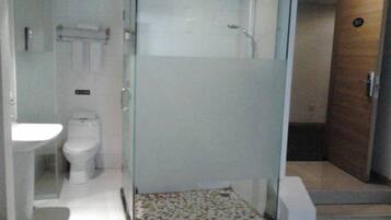 Regadera, amenidades de baño gratuitas, secadora de cabello, pantuflas