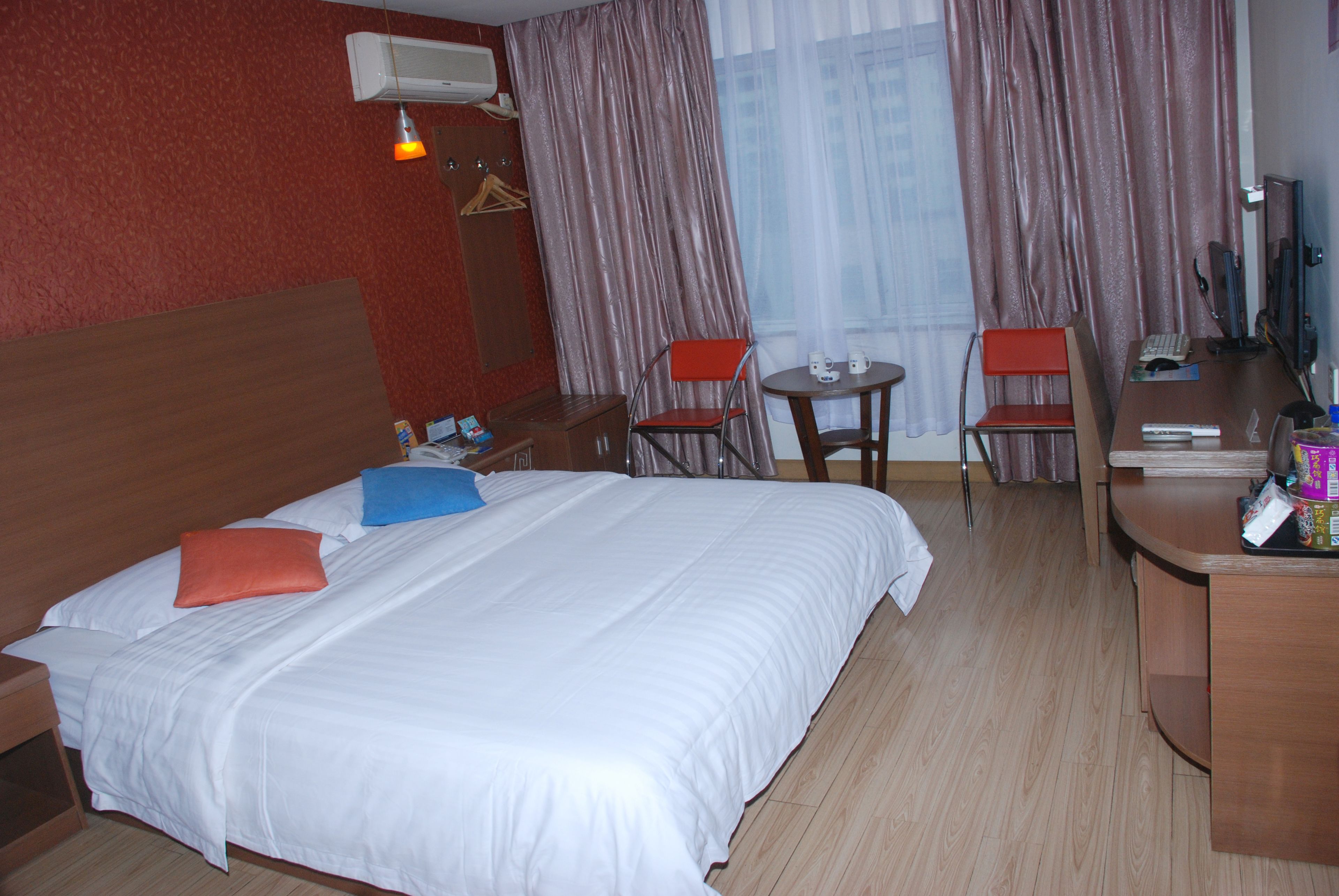 Comfort Room, 1 Queen Bed | Desk, blackout drapes, free WiFi