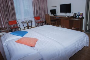 Comfort kamer, 1 queensize bed | Een bureau, verduisterende gordijnen, gratis wifi