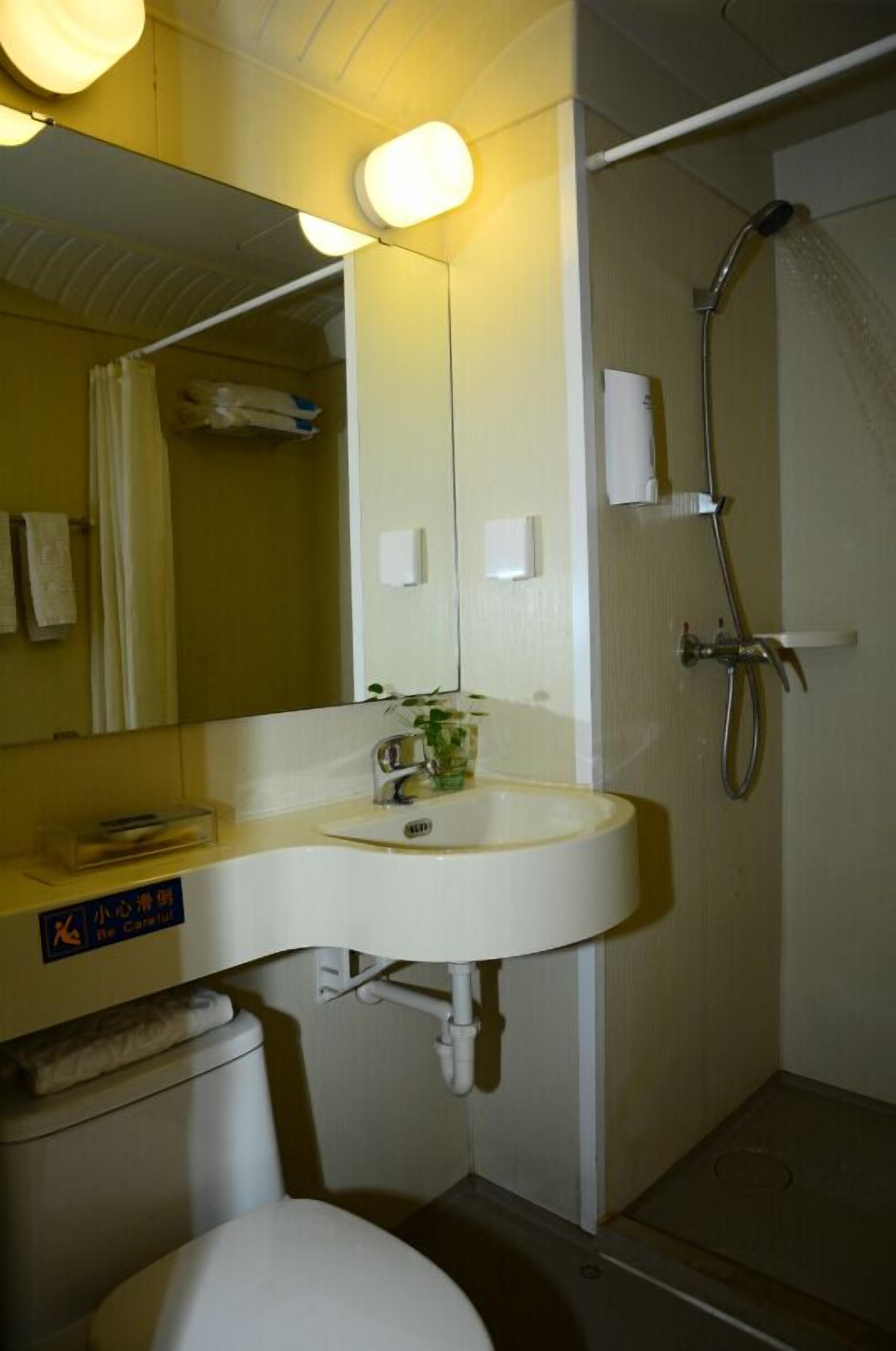 تجهيزات دش، مستلزمات مجانية للعناية الشخصية، مجففات شعر، خف للقدمين