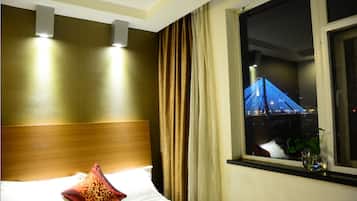 Room, 1 Queen Bed, River View | Desk, blackout drapes, free WiFi
