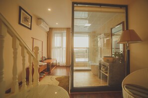 Minibar, decoración personalizada, muebles diferentes y escritorio 