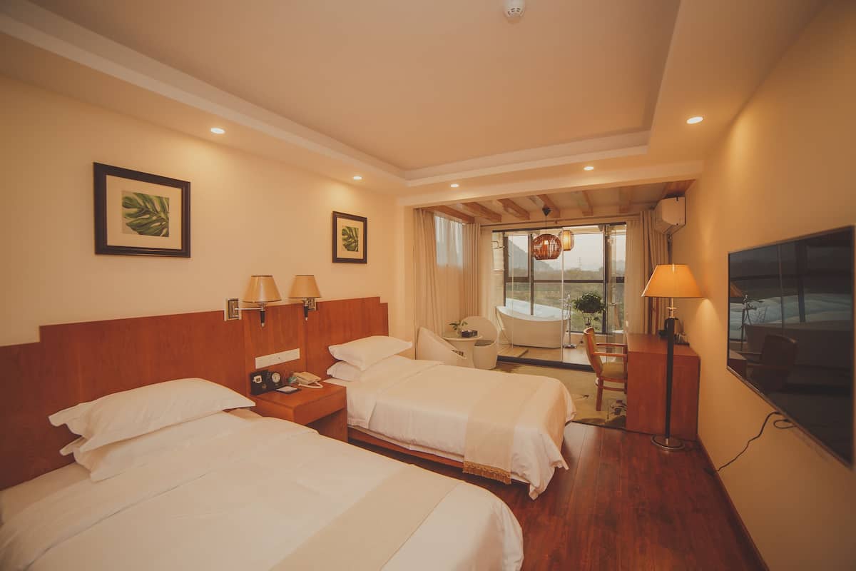 Triple Room | Minibar, individually decorated, individually furnished, desk