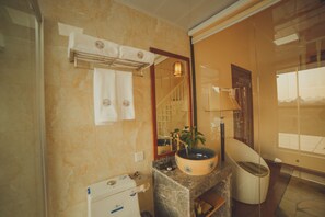 Kamar Double Deluks | Kamar mandi | Bathtub dan shower terpisah dan pancuran hujan