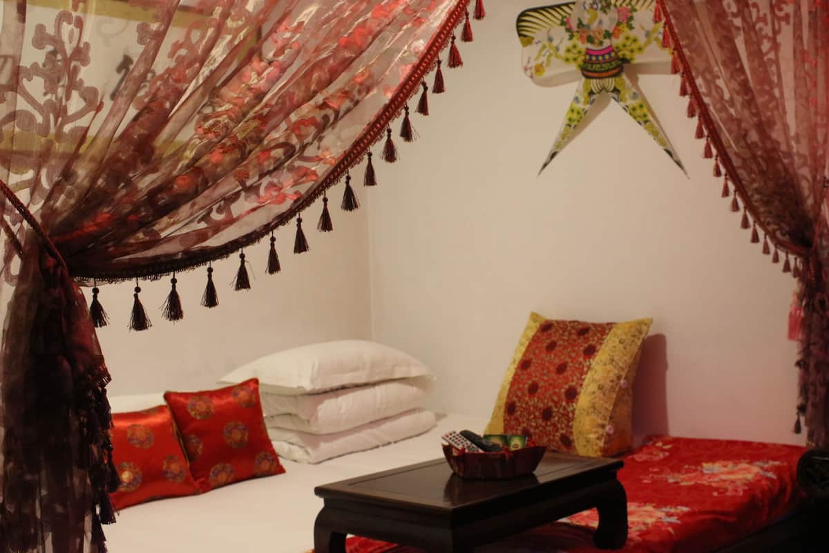 Deluxe Room, 1 King Bed | Premium bedding, individually decorated, individually furnished, desk