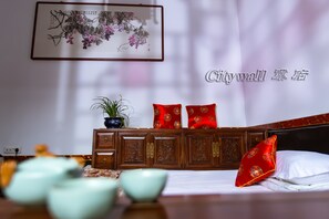 Premium bedding, individually decorated, individually furnished, desk - City Wall Old House.Ji Residence (Jinzhong)
