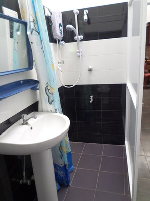 Family Quadruple Room, 1 Bedroom, Kitchen, Annex Building | Desk, iron/ironing board, free WiFi - Leos Home Stay (Mount Lavinia)