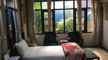 Family Room | Desk, rollaway beds, free WiFi