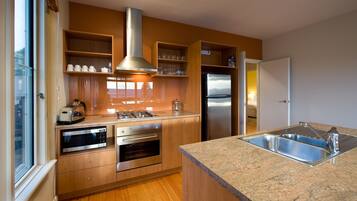 House, 3 Bedrooms | Private kitchen | Full-size fridge, microwave, oven, stovetop