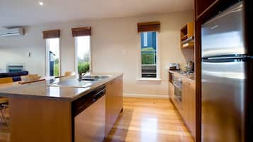 House, 3 Bedrooms | Private kitchen | Full-size fridge, microwave, oven, stovetop