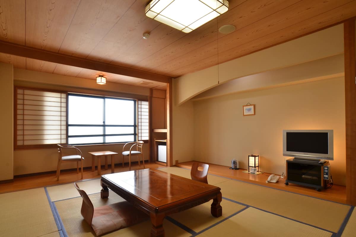 Traditional Room (Standard Japanese Style, New Building) | Peti besi dalam bilik, meja 