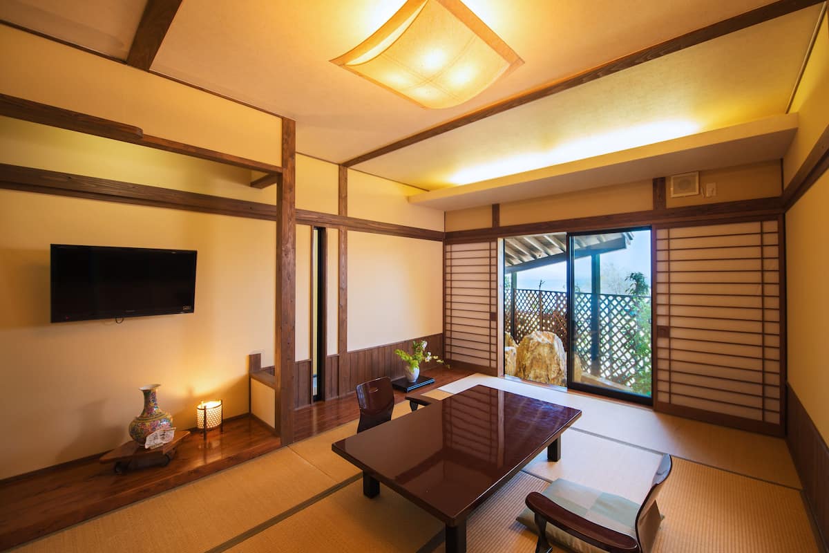 Traditional Room, Annex Building (Superior Japanese Style) | Peti besi dalam bilik, meja 