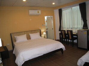 Minibar, in-room safe, desk, blackout drapes - Baan Glang Soi (Bangkok)