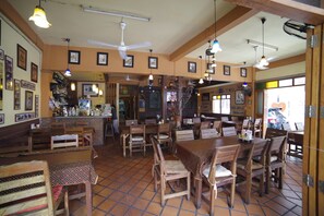 Frokost, lunsj og middag serveres, lokale retter 