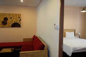 Suíte, 2 quartos | Frigobar, cofres nos quartos, escrivaninha, cortinas blackout
