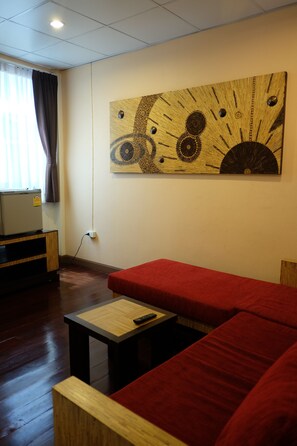 Suite, 2 soverom | Oppholdsområde | LED-TV