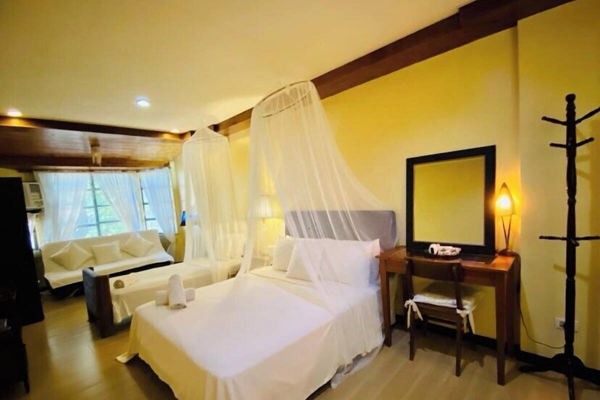 Riverside Villa Rooms | Desk