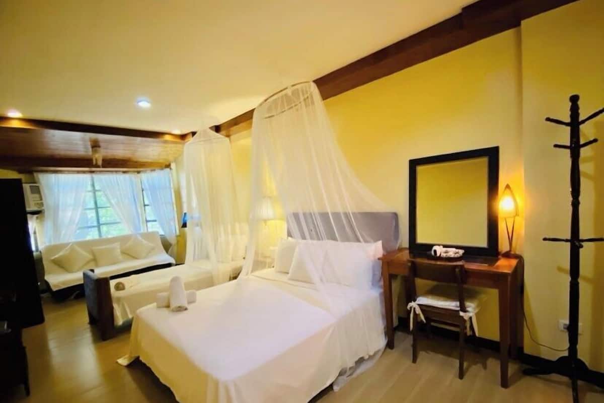 Riverside Villa Rooms | Desk