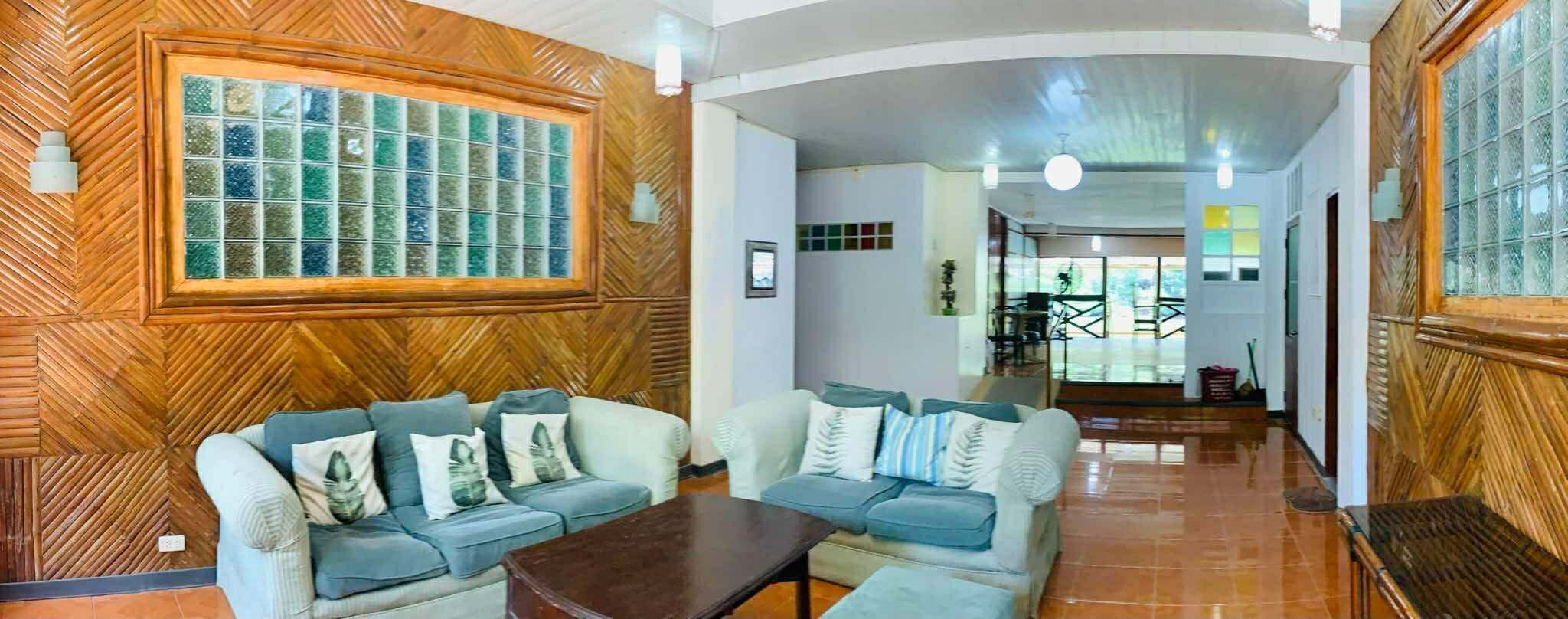 Familien-Suite, 3 Schlafzimmer, Küche, Flussblick | Wohnbereich | LED-Fernseher