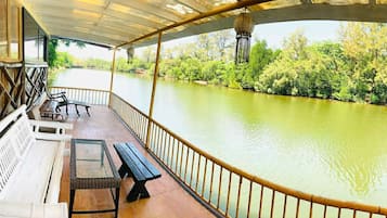 家庭套房, 3 間臥室, 廚房, 河景 | 露台/庭院