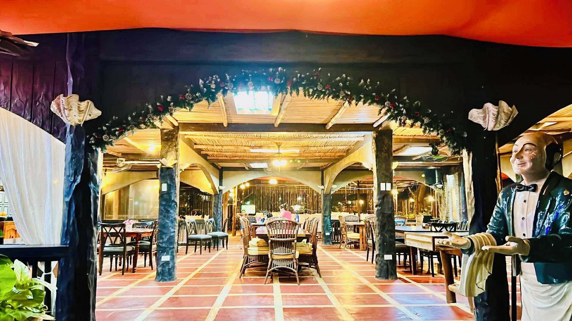 供應早餐、午餐和晚餐，當地和國際料理