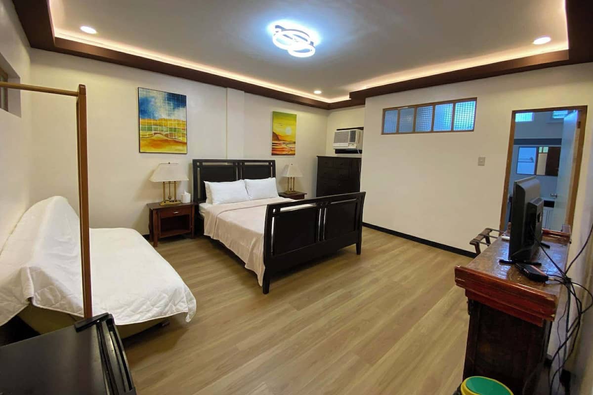 Standard Double Room, 1 Queen Bed | Desk