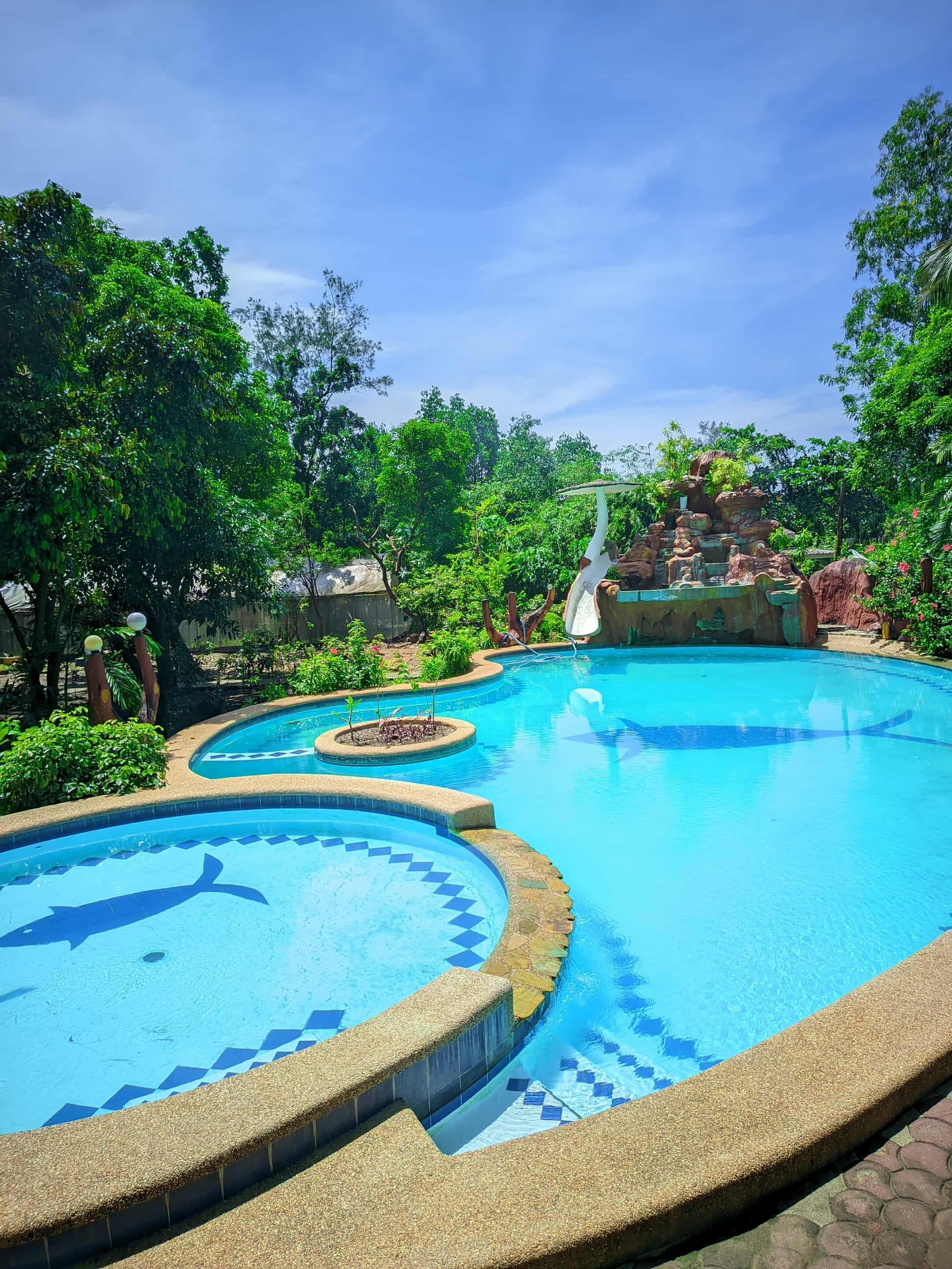 室外游泳池，提供泳池遮陽傘和日光浴躺椅