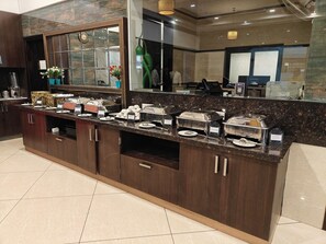 朝食 (オーダー形式)、毎日提供 (1 名様 350 INR)