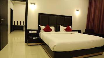 Deluxe Double Room, City View | Minibar, in-room safe, desk, soundproofing