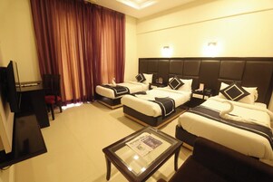 Superior driepersoonskamer, uitzicht op stad | Een minibar, een kluis op de kamer, een bureau, geluiddichte muren