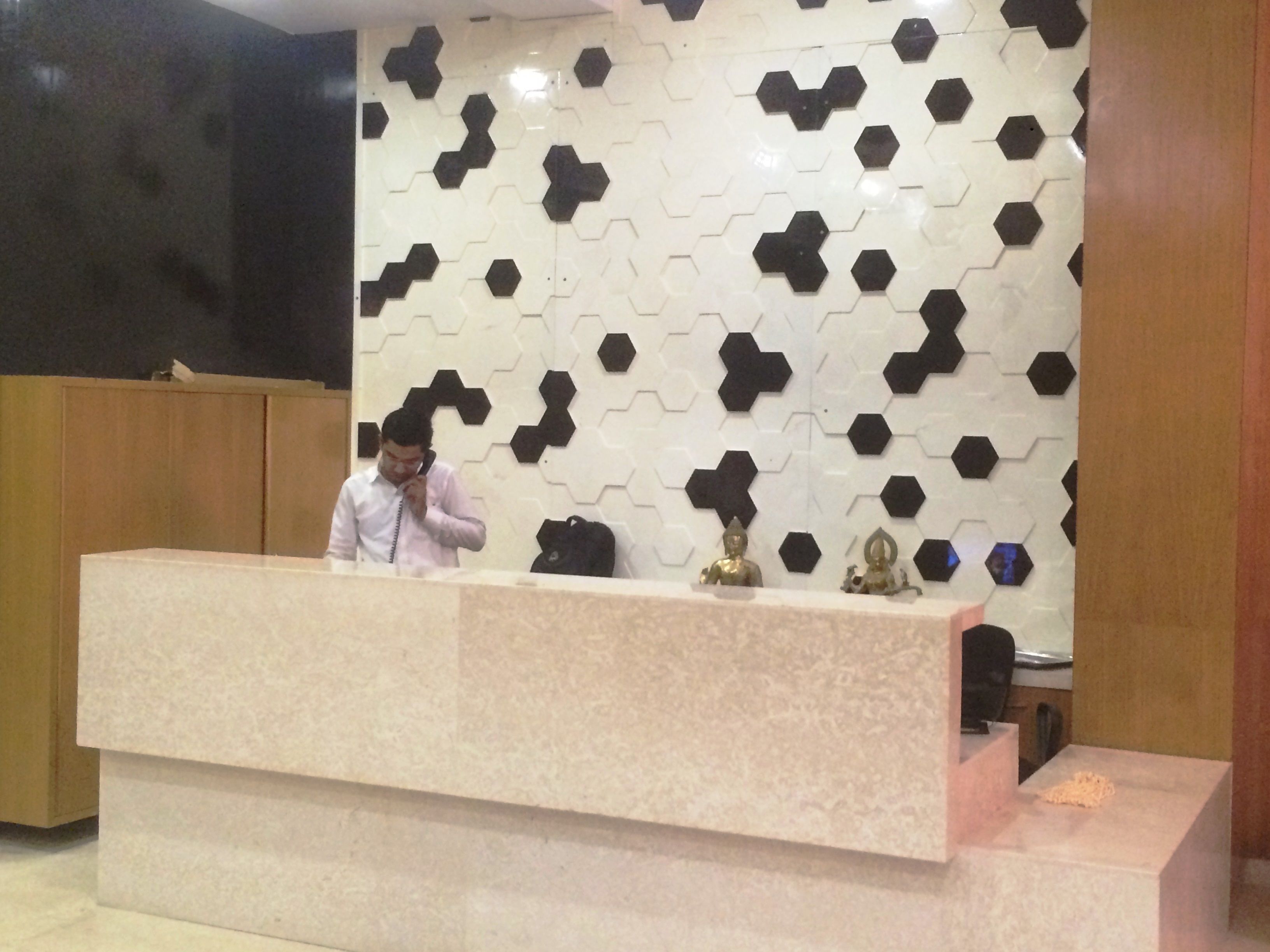 Una recepción con un muro decorado con un patrón geométrico.