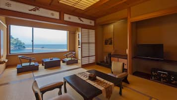 Habitación tradicional, para no fumadores, vista al océano (Standard Japanese-style) | Edredón, minibar, caja de seguridad en la habitación y insonorización