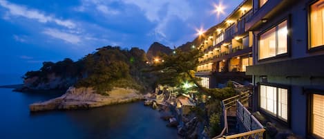 Fachada de la propiedad por la tarde o noche