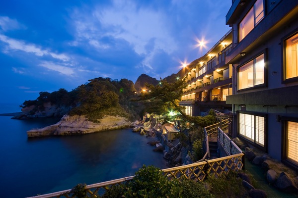 Bagian depan properti - sore/malam