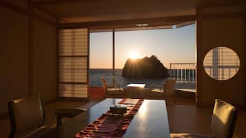 Bilik gaya Jepun, Ocean View (Junior Suite Japanese-Style) | Gebar bulu kapas, bar mini, peti besi dalam bilik, kalis bunyi