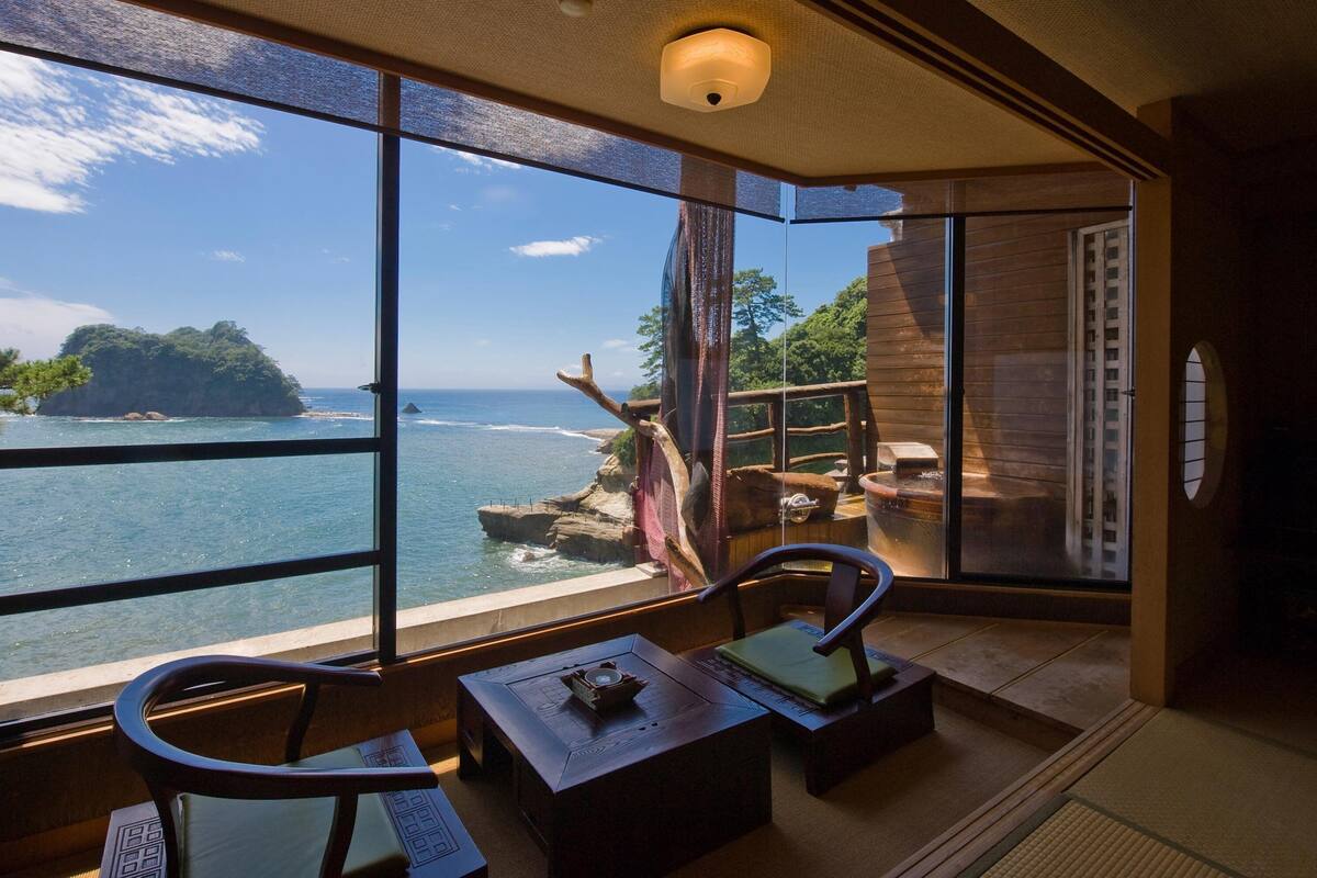 Habitación de estilo japonés, no fumadores, vistas al mar (JuniorSuiteJapaneseStyleOpenAirBath) | Edredones de plumas, minibar, caja fuerte y sistema de insonorización