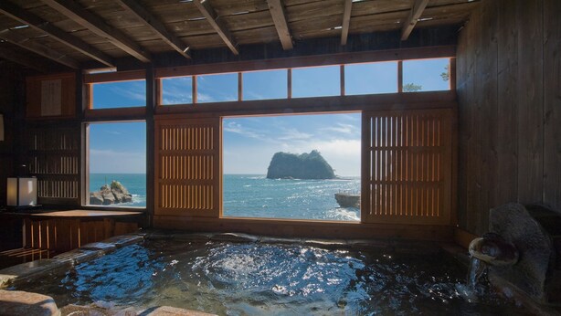 Un onsen japonés tradicional con vistas al mar.
