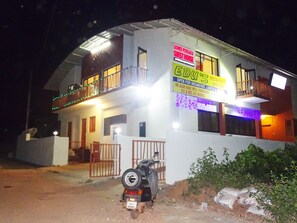 숙박 시설 정면 - 저녁/밤