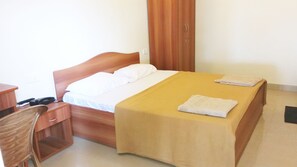 스탠다드룸, 흡연 | 1 개의 침실, 객실 내 금고, 책상, 다리미/다리미판