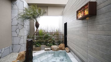 Bathtub spa outdoor