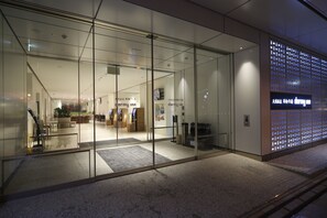 A modern hotel entrance with glass doors, a reception area, and a visible sign for 'darmy inn'. - Hotel Dormy Inn Miyazaki Natural Hot Spring (Miyazaki)