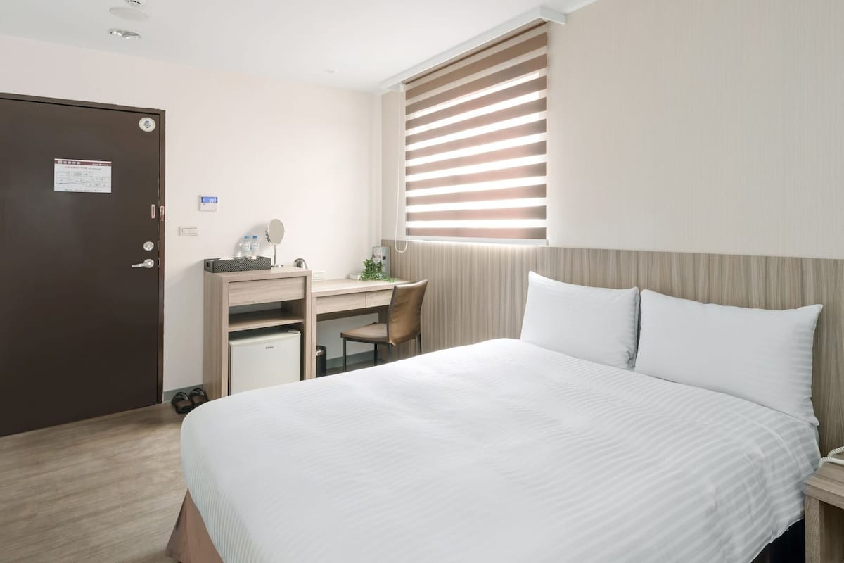 Escritorio, cortinas blackout y wifi gratis