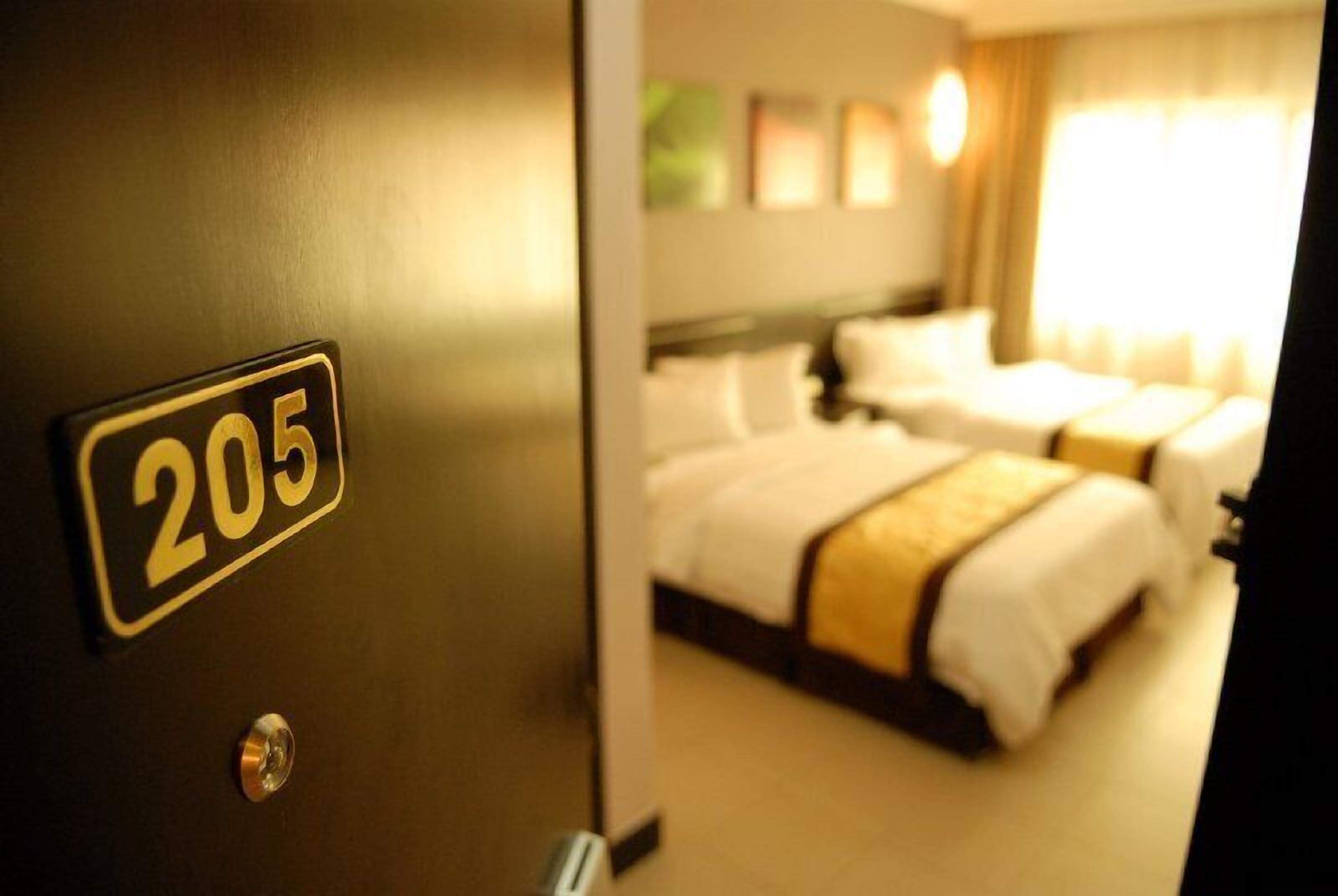 Minibar, coffres-forts dans les chambres, bureau