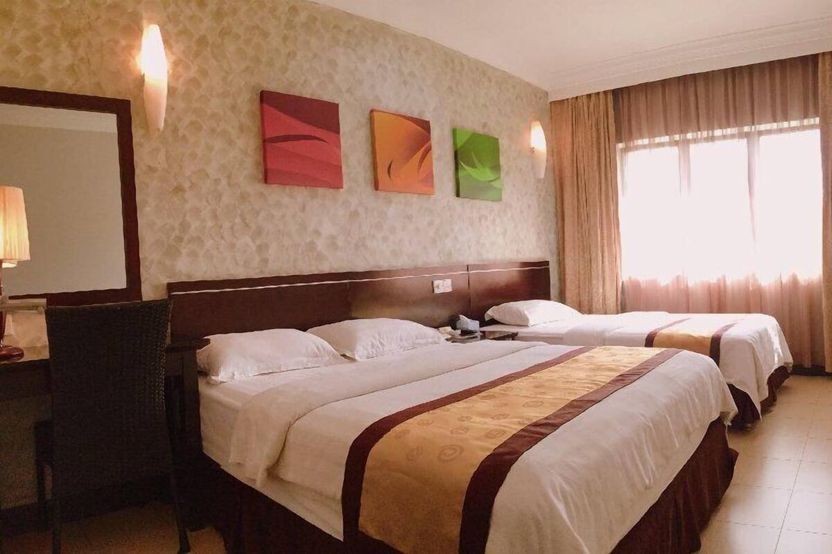 Deluxe driepersoonskamer | Een minibar, een kluis op de kamer, een bureau