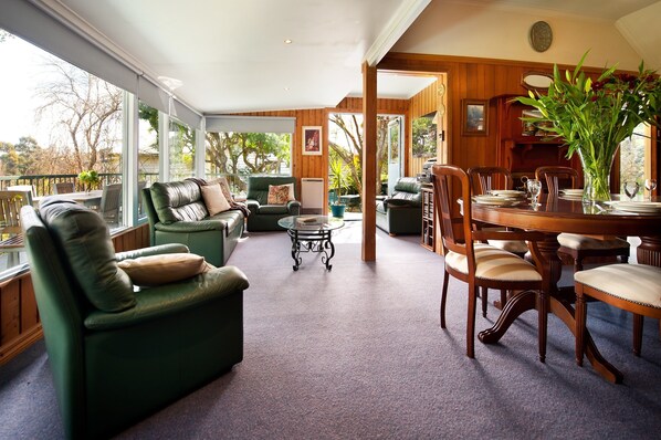 Casa, 3 habitaciones | Área de sala de estar | Televisión, chimenea y reproductor de DVD 