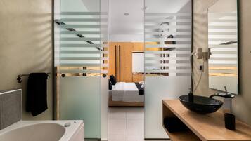 Suite Deluxe, 1 très grand lit et 1 canapé-lit, rez-de-chaussée | Salle de bain | Baignoire, articles de toilette gratuits, sèche-cheveux, peignoirs