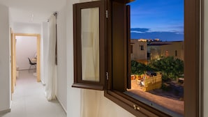Un pasillo con una ventana que da a un patio.