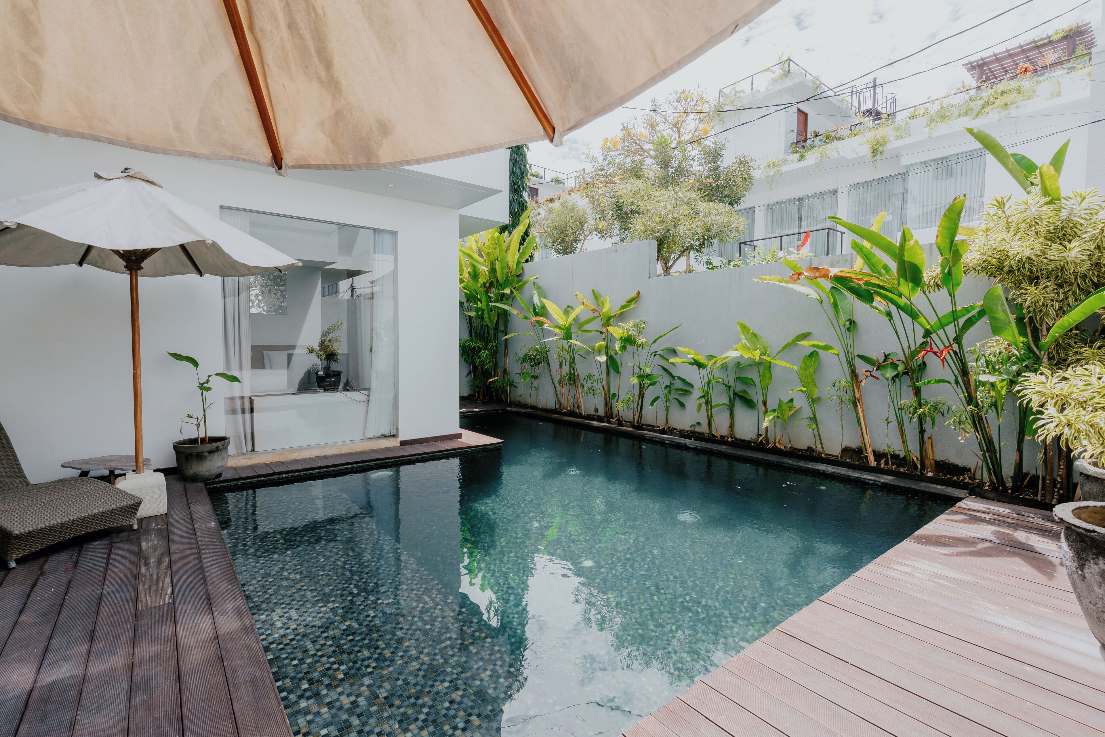 室外游泳池，日光浴躺椅