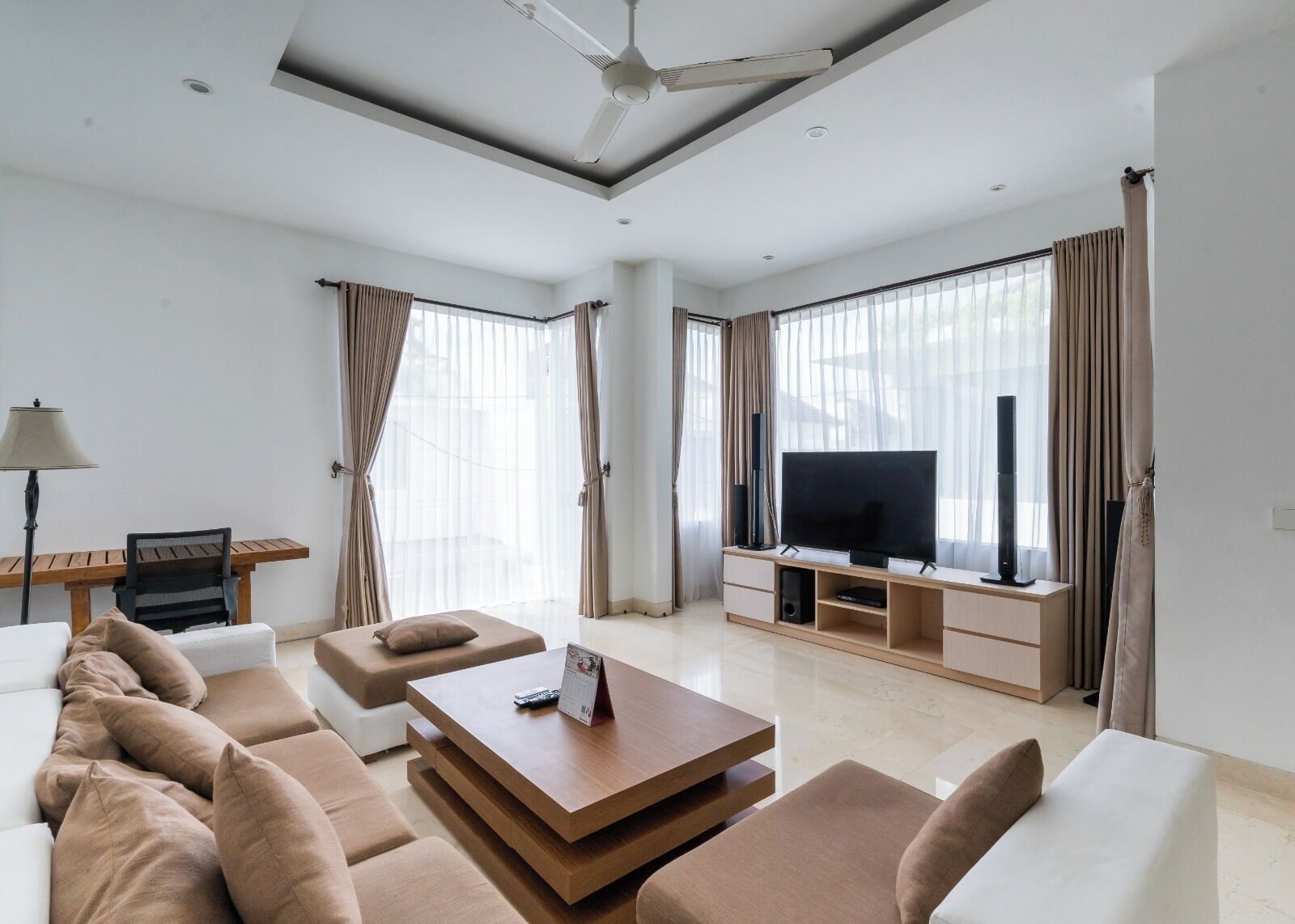 Villa, 3 habitaciones, alberca privada | Área de sala de estar | Televisión de pantalla plana de 50 pulgadas con canales por cable 